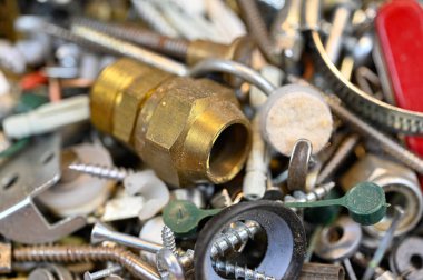 Birçok çivi katlanan bıçak ve aralıklarla vida