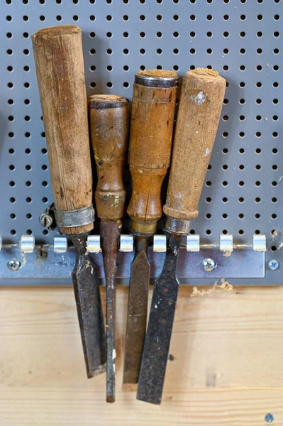 Vecchi scalpelli vintage con manici in legno su tavola portautensili — Foto Stock
