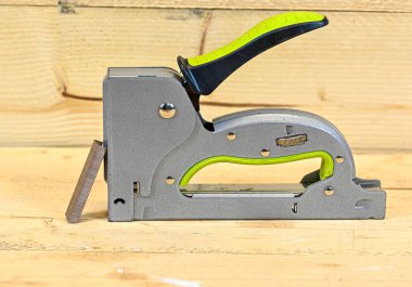 Zımba ve zımbalar ahşap bankta duruyor.