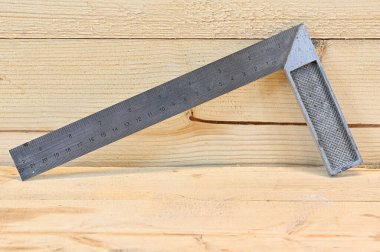 Tahta bankta duran metalin L karesi
