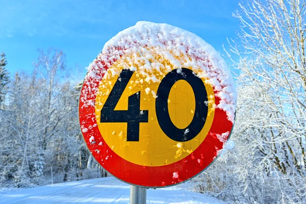 Znak drogowy z ograniczeniem prędkości 40 kilometrów na godzinę — Zdjęcie stockowe
