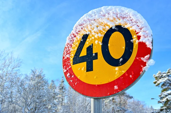 Znak drogowy z ograniczeniem prędkości 40 kilometrów na godzinę — Zdjęcie stockowe