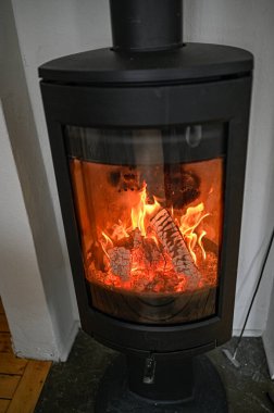 Dökme demir sobada ateşin yakın çekimi