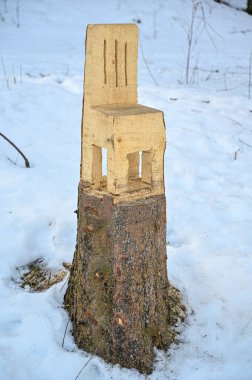 Sandalye elektrikli testereli ağaç kütüğüyle kesilmiş.