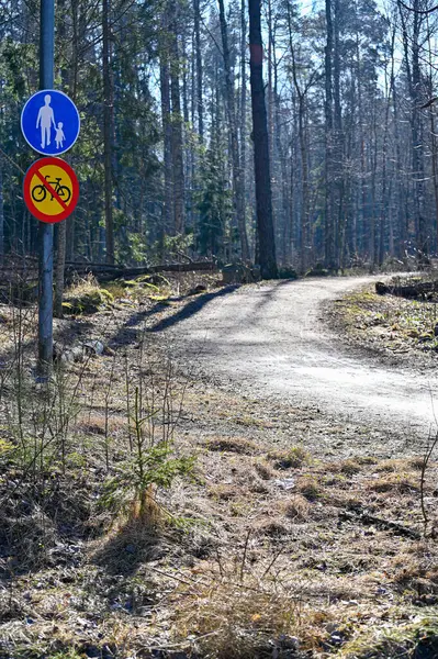 Path berjalan dengan tanda-tanda untuk berjalan dan dilarang untuk cykle — Stok Foto