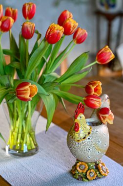 Paskalya 'da masada duran laleli ve horozlu vazo.