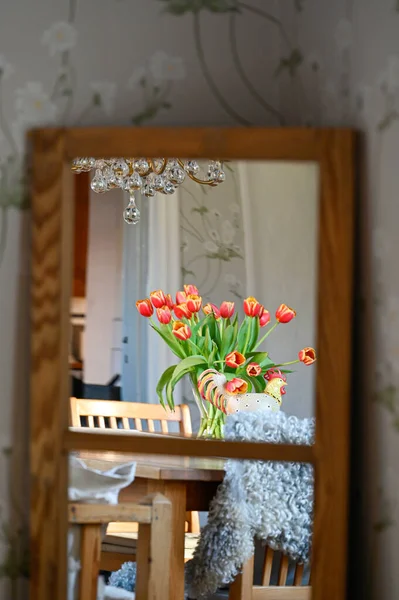 Vase avec tulipes debout sur la table vu à travers le miroir — Photo