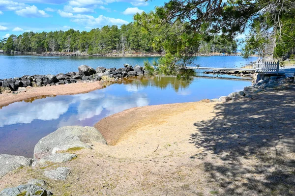 Small sandy beach at lake Vattern Motala april 30 2022 — Fotografia de Stock