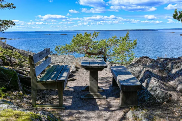 30 Nisan 2022 'de Vattern Motala Gölü' ne bakan iki banklı bir masa.