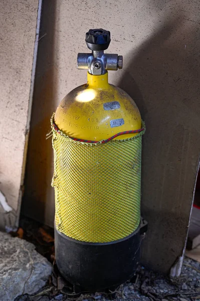 Yellow tank for diving standing in garage — Zdjęcie stockowe