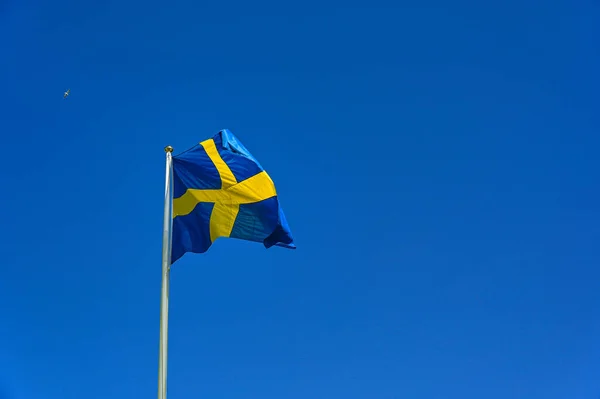 Bandera Sueca Azul Con Cruz Amarilla Contra Cielo Azul Claro — Foto de Stock