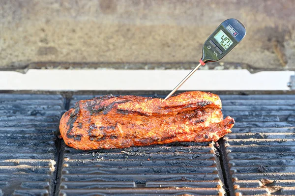 Fleischthermometer Steckt Schweinefilet Auf Grill Kumla Schweden Juli 2022 — Stockfoto