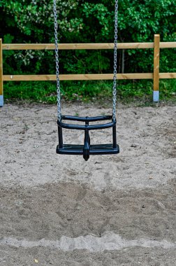 Oyun bahçesinde çitlerle ve ıslak kumla zincire vurulmuş.