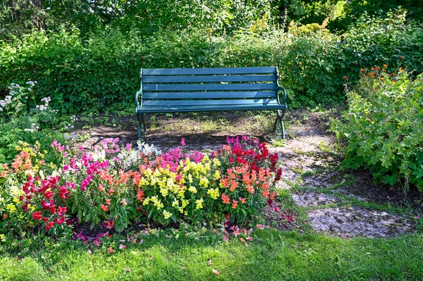 Green Bench Standing Shaded Area Garden Karlsund Garden Orebro Sweden — Photo