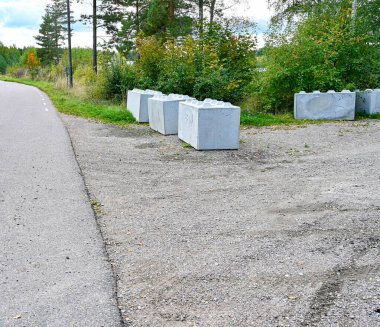 Yoldaki trafiği durdurmak için büyük beton lego blokları