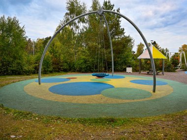 30 Eylül 2022 'de halk parkındaki çocuklar için büyük bir salıncak.