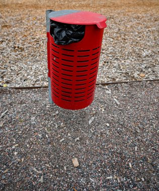 30 Eylül 2022 'de parkta duran kırmızı çöp tenekesi.