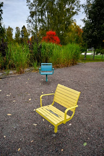 Bunte Stühle Aus Metall Stehen Draußen Park Kumla Schweden September — Stockfoto