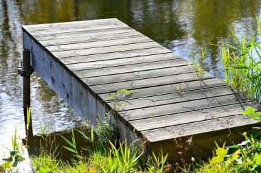 10 Ekim 2022 'de İsveç Kumla' da sakin su üzerinde küçük bir iskele.