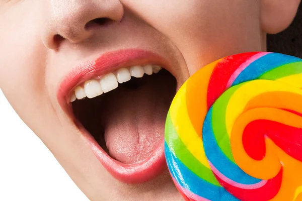 Kleurrijke snoep en een charmante glimlach met witte tanden — Stockfoto
