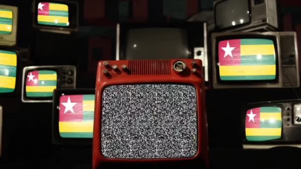 トーゴとレトロテレビの旗 ズームイン — ストック動画