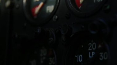 Eski bir bombardıman uçağının içindeki yakıt göstergesi. Yakın plan.  