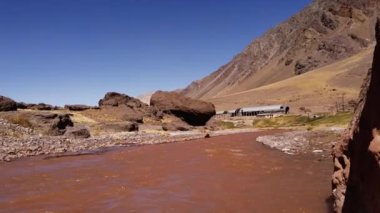 Andes Dağları yakınlarındaki Mountain River, Las Cuevas, Mendoza Eyaleti, Arjantin. 4K Çözünürlüğü.