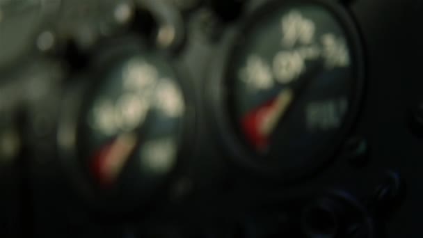 Sauerstoffmessgeräte Einem Alten Kriegsflugzeug Nahaufnahme Pan Fokus Shot — Stockvideo