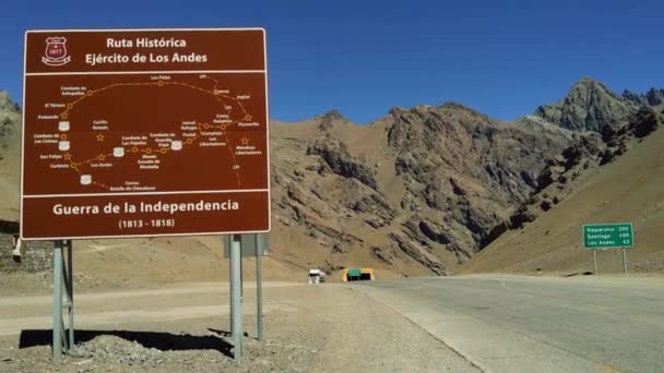 Znak Drogowy Paso Uspallata Wspominający Armię Andów Andów Chile Rozdzielczość — Wideo stockowe
