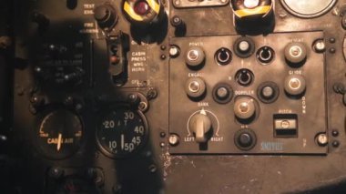 Eski bir Canberra bombacısının kabinindeki düğmeler ve göstergeler. Yakın plan. 