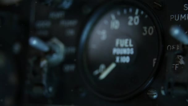 旧英語電気キャンベラ爆撃機内の燃料計 クローズアップ — ストック動画