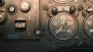 Eski bir Canberra bombacısının kabinindeki düğmeler ve göstergeler. Yakın plan. 