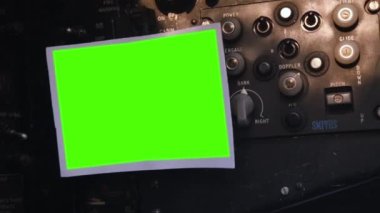 Eski bir bombacının kokpitinde krom arkaplanlı boş bir fotoğraf. Yeşil Arkaplan 'ı istediğin görüntüyle ya da resimle değiştirebilirsin. Sonraki Efektlerde tuşlama efekti ile yapabilirsiniz (özel derslere bakın).