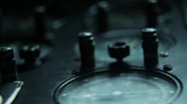 Eski Canberra Bombardıman Kokpiti 'ndeki düğmeler, düğmeler ve göstergeler. Yakın çekim. Doli Vuruşu.  