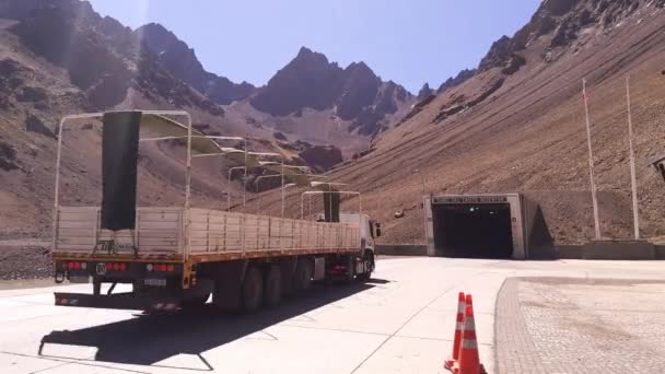 正式にはパソインターナショナル リベルタドーレスと名付けられたクリスト レデントロトンネルは アルゼンチンとチリをアンデス山脈を通って結んでいる 4K解像度 — ストック動画