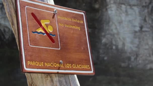 エルチャルテンの近く アルゼンチンのパタゴニアのロス グラシアレス国立公園にあるエルチャルリロ サルト滝での水泳標識はありません クローズアップ — ストック動画