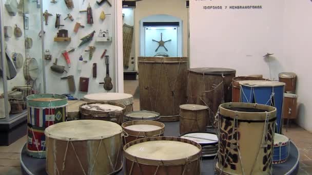 Gamla Trummor Och Musikinstrument Ett Museum För Andinska Musikinstrument Paz — Stockvideo