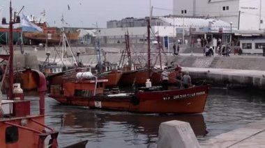Mar del Plata Limanı 'ndaki balıkçı tekneleri, Buenos Aires Eyaleti, Arjantin.  