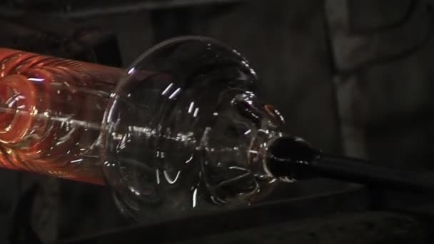 ガラスメーカー マスター職人 赤ホットガラスボトルを形成します 閉じろ — ストック動画