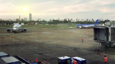 Buenos Aires, Arjantin 'deki Jorge Newbery Havaalanı' nda yolcu uçağı. 