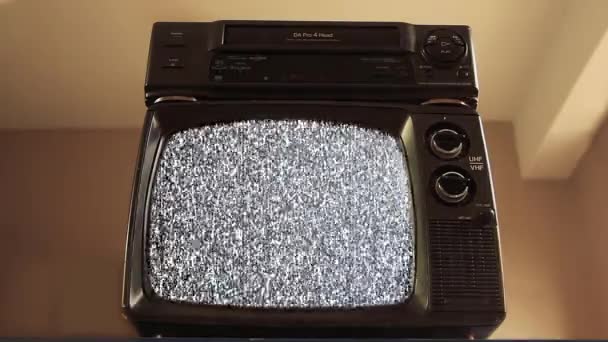 Mano Masculina Poniendo Vhs Vcr Viejo Televisor Con Pantalla Verde — Vídeos de Stock