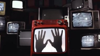 Korkunç Perili Eski TV Setleri Hayalet Elleri Ekranda. Yakınlaştır 