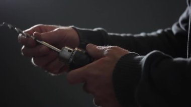 Ellerinde elektrikli matkap tutan adam elleri. Kapat.. 
