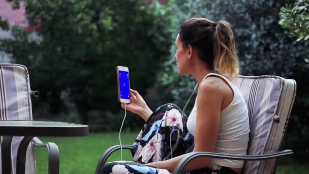 Mujer Usando Smartphone Con Pantalla Azul Durante Pandemia Covid Puede — Vídeos de Stock
