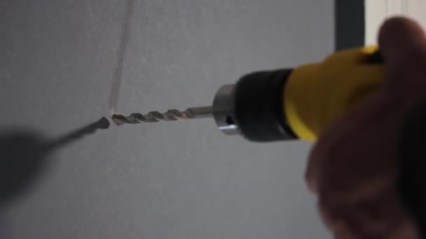 Mannelijke Hand Houden Van Power Drill Het Maken Van Gat — Stockvideo