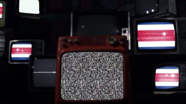 Kosta Rika bayrağı ve eski televizyonlar. 