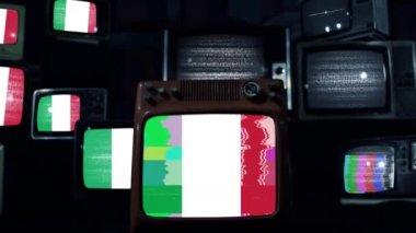 Retro TV 'lerde İtalya ve Coronavirus bayrakları. Coronavirüs Salgını Konsepti. 