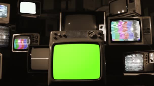 十个老旧的电视打开绿色屏幕 Sepia Tone 你可以用你想要的镜头或图片代替绿色屏幕 你可以在 或任何其他视频编辑软件中使用Keying效果来完成 请访问Youtube上的教程 — 图库视频影像