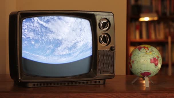 地球行星 绕着它在太空中的轴线旋转 在复古电视机上看到 美国航天局提供的这一视频的内容 — 图库视频影像
