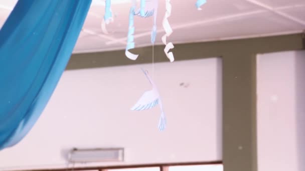 アルゼンチンの公立学校の天井から吊るされた白い紙鳩 クローズアップ — ストック動画